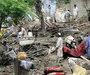Floodwaters sweep towards another Pakistan town