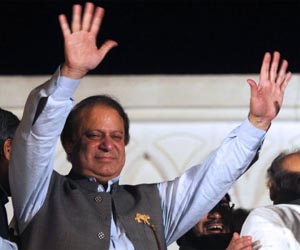 Pakistan PM talks business on China visit