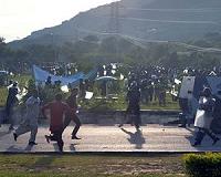 Pakistan anti-PM protesters storm state TV