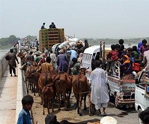 Exodus as floods threaten more Pakistan towns