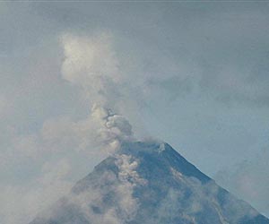 Five dead as Philippine volcano erupts