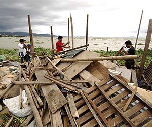 Survivors desperate for aid in typhoon-ravaged Philippines