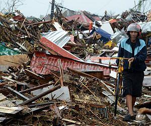Stunned Kerry says US won't abandon typhoon-hit Philippines