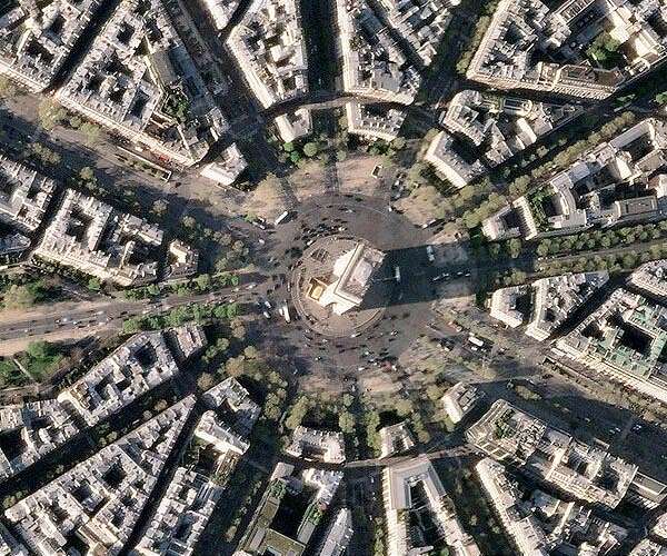 Parisians back 'garden roads' scheme in record low turnout