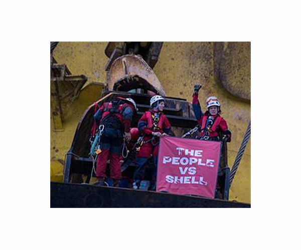 Greenpeace blocks unloading of Russian gas in Finland
