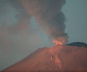 Mexico volcano ash disrupts US flights for second day