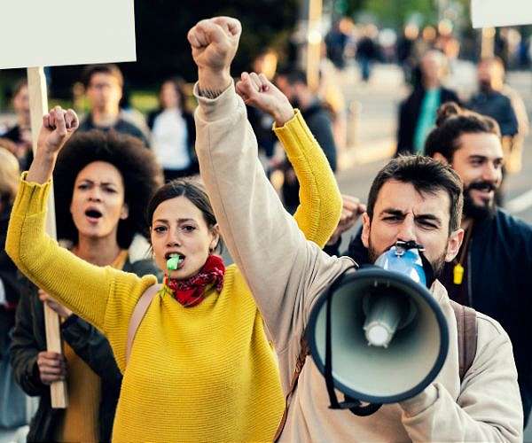 Dutch police detain hundreds at climate protest