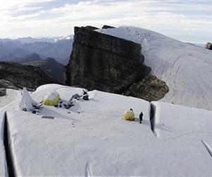 US scientist in race to learn from Indonesia's dying glacier