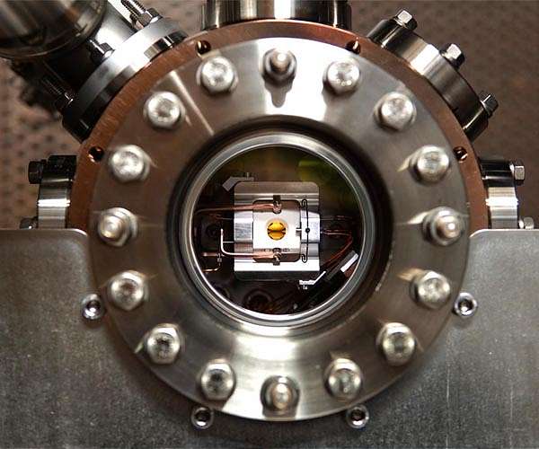 Compact quantum computer for server centers