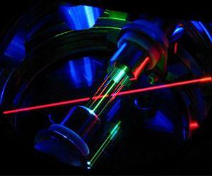 Printed photonic crystal mirrors shrink on-chip lasers down to size