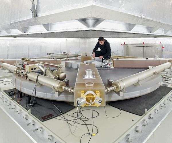 Earth wobble measured with unmatched precision by ring laser