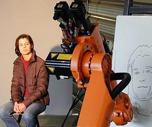 Robot artist 'draws' crowds at world's top tech fair