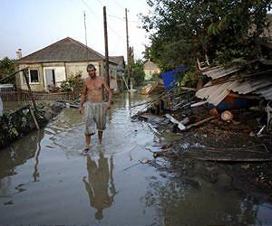 Putin tours Russia flood scene, berates officials