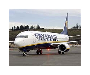 Ryanair steals spotlight, Airbus ups pressure on Boeing