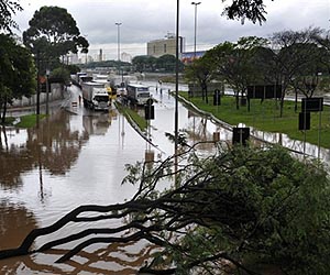 Brazilian floods kill 72, hopes dim amid grim search