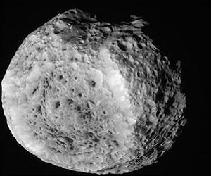 Cassini Closes in on Saturn's Tumbling Moon Hyperion
