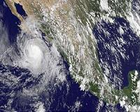 Mexico evacuates 2,500 as hurricane lashes coast
