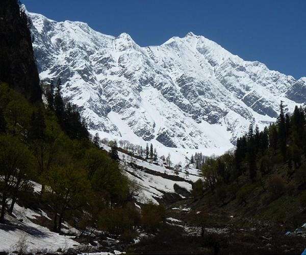 Avalanche kills at least 10 in northern Pakistan