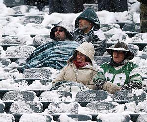 Snow cancels flights, hobbles federal govt in northeast US