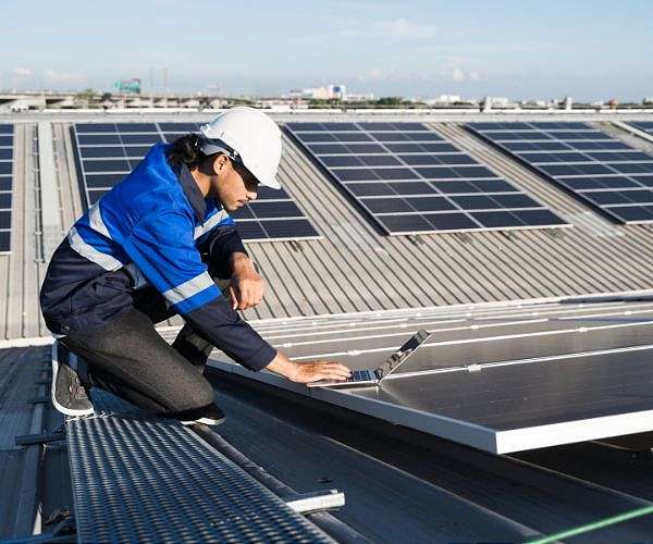 Single Photo System Forecasts Solar Panel Output and Reveals Orientation Losses in Urban Settings