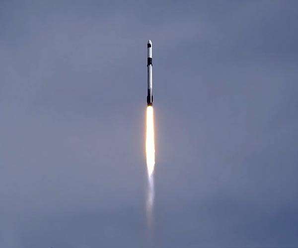 SpaceX's Falcon 9 lifts off, en route to International Space Station