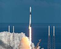 SpaceX Dragon on route to Space Station with cargo
