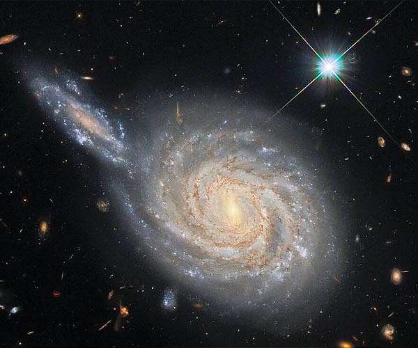 Hubble sees cosmic clues in a galactic duo
