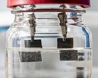 Single-catalyst water splitter produces clean-burning hydrogen 24/7
