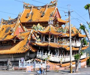 Panic after powerful quake rocks Taiwan