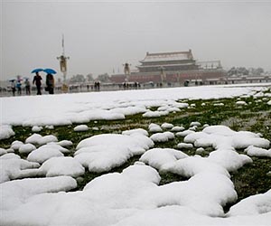 Bowing to pressure, Beijing begins hourly smog data