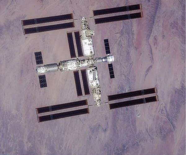 Suspected debris strike delays Chinese spaceship's return