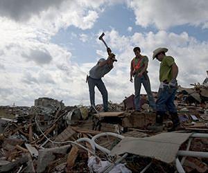 Rescuers dig for life after US tornado kills 24