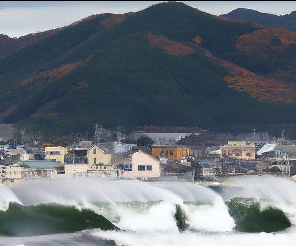 Tsunami alert lifted after 7.7-magnitude Pacific quake
