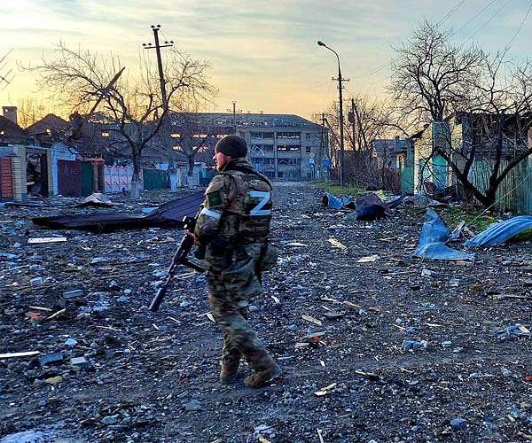 'Help us': Last few residents hold on in Donbas ghost town