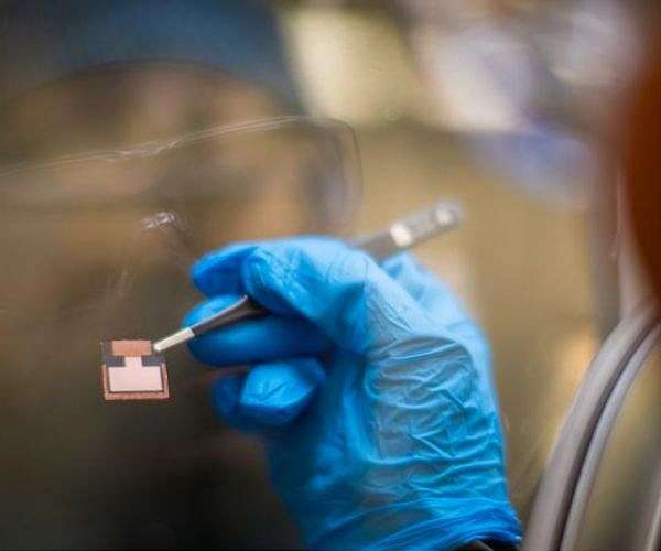 Queen Mary scientists collaborate with Power Roll to advance perovskite solar technology