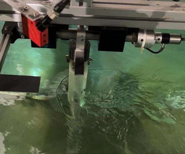 Pendulum device taps power from ocean currents